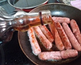 Foto del paso 2 de la receta: Bocadillo de salchichas con queso al vino dulce