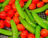 รูปขั้นตอนการทำที่ 1 ของ มะเขือเทศ&ถั่วหวานผัดน้ำมันหอย 🍅🫛