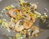 Foto langkah ke 3 dari resep Mie Goreng Udang.