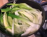 Une image de l'étape 2 de Nids de poireaux au brocciu, poivron rouge, olives et petits oignons.