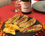 Foto del paso 3 de la receta: Canapés de guacamole, ventresca ahumada, perlas de aceite y salsa kimchi