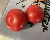 Une image de l'étape 4 de Salade composée au concombre, tomates, feuille de chêne et oignon rouge.