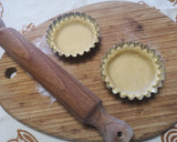 Foto del passaggio 2 della ricetta Tartellette di pasta frolla ai kiwi
