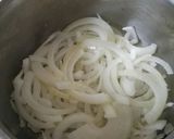 A picture of step 1 of Onion Milk Soup.