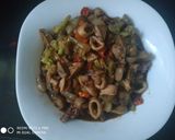 Foto langkah ke 4 dari resep Tumis cumi jamur dengan sayur kol.