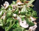 Foto langkah ke 4 dari resep Tumis Brokoli & Jamur.