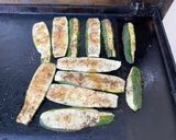 Une image de l'étape 5 de Courgettes grillées aux épices zaatar et piment d’espelette.
