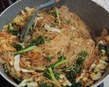 Foto langkah ke 5 dari resep Bihun Goreng Spesial.