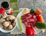 Foto del paso 1 de la receta: Atún guisado con champiñones!! Papas y ensalada con aguacate