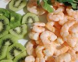 Foto del paso 3 de la receta Brochetas de gambas y kiwi