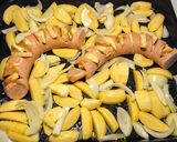 Svéd 🇸🇪 Hagyományos tepsis krinolin "Ugnstekt falukorv" recept fázis 2 fotója