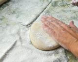 Foto del paso 4 de la receta: Masa filo (o masa de los 100 golpes)