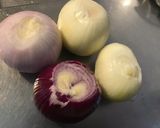 Une image de l'étape 1 de Trio d oignons confits et caramélisés ail et balsamique.