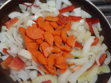 Salteado de verduras y pollo con fideos