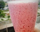 A picture of step 4 of Berry banana smoothie.