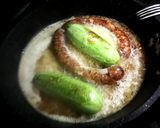 Foto del paso 3 de la receta: Salchichas con setas y mini calabacines en salsa de pimientos