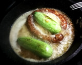 Foto del paso 3 de la receta: Salchichas con setas y mini calabacines en salsa de pimientos