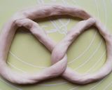 Tej- és tojásmentes sós perec 🥨 recept fázis 4 fotója