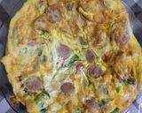 Foto langkah ke 3 dari resep 10. Dadar Telur Sosis.