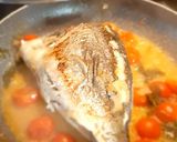 Foto del passaggio 3 della ricetta Orata all'acqua pazza in padella