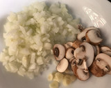 Foto del paso 1 de la receta: Macarrones con kumato, champiñones y jamón
