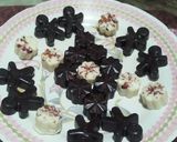 टेड्डी बेयर एंड फ्लावर शेप चॉकलेट (teddy bear and flower shaped chocolate recipe in Hindi) रेसिपी चरण 2 फोटो