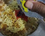Foto langkah ke 6 dari resep Indomie Goreng Nyemek.