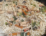 Foto del paso 3 de la receta: Fideos chinos (verduras pollo y gambitas)