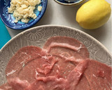 Foto del paso 1 de la receta: Carpaccio de vacuno con salsita de limón y parmesano