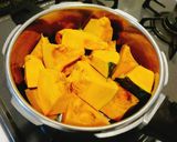 Foto langkah ke 1 dari resep Pumpkin Soup - Simple no mixer.