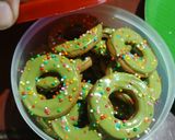 Foto langkah ke 3 dari resep Kukis Krans Natal (Christmas Wreath Cookies).
