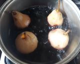 Foto del paso 2 de la receta: Peras al vino tinto