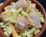 Foto del paso 1 de la receta: Muslos de pollo al horno con patatas