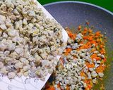 Hình bước làm 2 của món Hến xào xúc bánh tráng