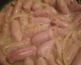 Foto del paso 4 de la receta: Salchichas frescas con cebolla y vino