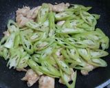 รูปขั้นตอนการทำที่ 2 ของ ไก่ผัดพริกหนุ่ม