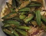 A picture of step 3 of Masala lady finger and potatoes.
