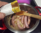 Foto del paso 3 de la receta: Salchichas encebolladas al vino