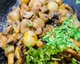 A picture of step 5 of Mushroom Do Pyaaja.
