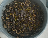 Foto del paso 5 de la receta: Arroz negro con pescado y champiñones