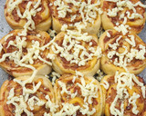 Foto del paso 10 de la receta: 🍕🥓 Pizza rolls 🍥 de panceta y muzzarella 🥓🍕 con salsa picante