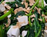 Foto langkah ke 3 dari resep Cah Caisim Tahu.
