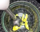 A picture of step 1 of Avocado milkshake.