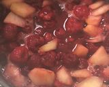 Une image de l'étape 5 de Moelleux pralin et sa compotée de pommes framboises.