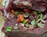 Foto del paso 3 de la receta: Colita de cuadril rellena sobre vegetales