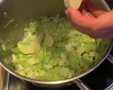 Foto del paso 1 de la receta: Crema de puerros con peras