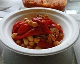 Foto del paso 4 de la receta: Garbanzos de bote con pimientos de piquillo, calamares en salsa americana y mejillones de lata