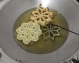 Foto langkah ke 3 dari resep Resep Kembang goyang renyah.