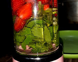 Foto langkah ke 3 dari resep Jus Sehat Seleberry (Seledri & Strawberry) #3.