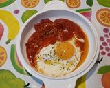 Foto del paso 3 de la receta: Huevo frito con tomate, jamón serrano y queso rallado